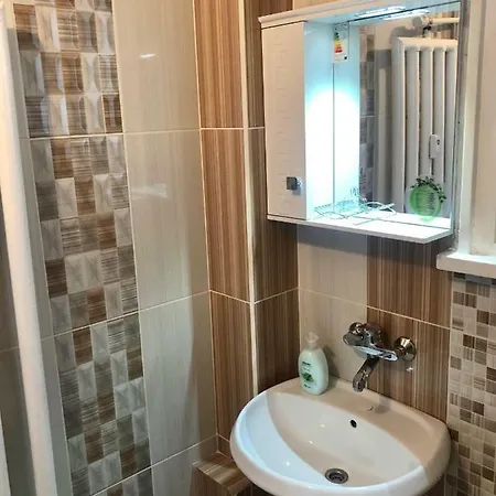 Spacious Top Central 2 Bedroom Apartment *