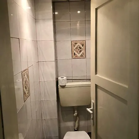 Spacious Top Central 2 Bedroom *