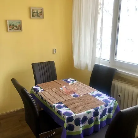 Spacious Top Central 2 Bedroom Apartment *
