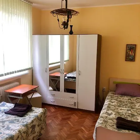 Spacious Top Central 2 Bedroom *