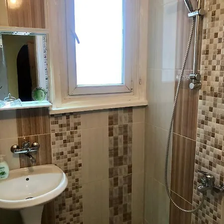 Spacious Top Central 2 Bedroom *