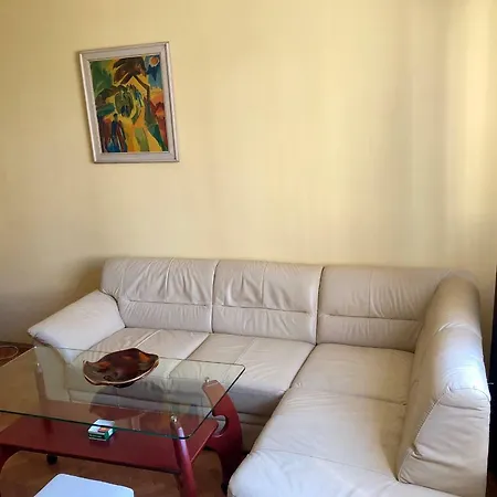 Spacious Top Central 2 Bedroom Apartment